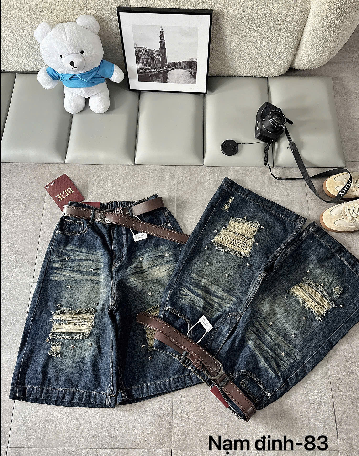 Hai quần jean lửng T-QSJ83 wash xanh đậm cho thấy dáng A rộng và chi tiết mặt trước