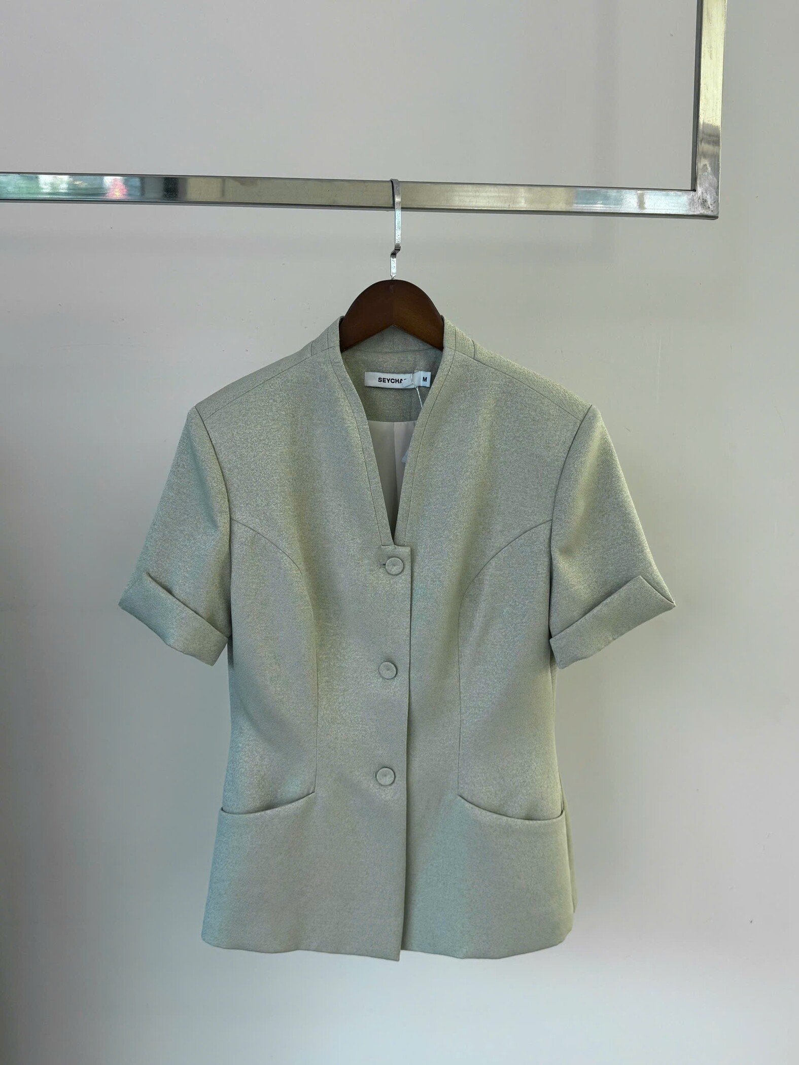 V-neck collarless short-sleeve jacket