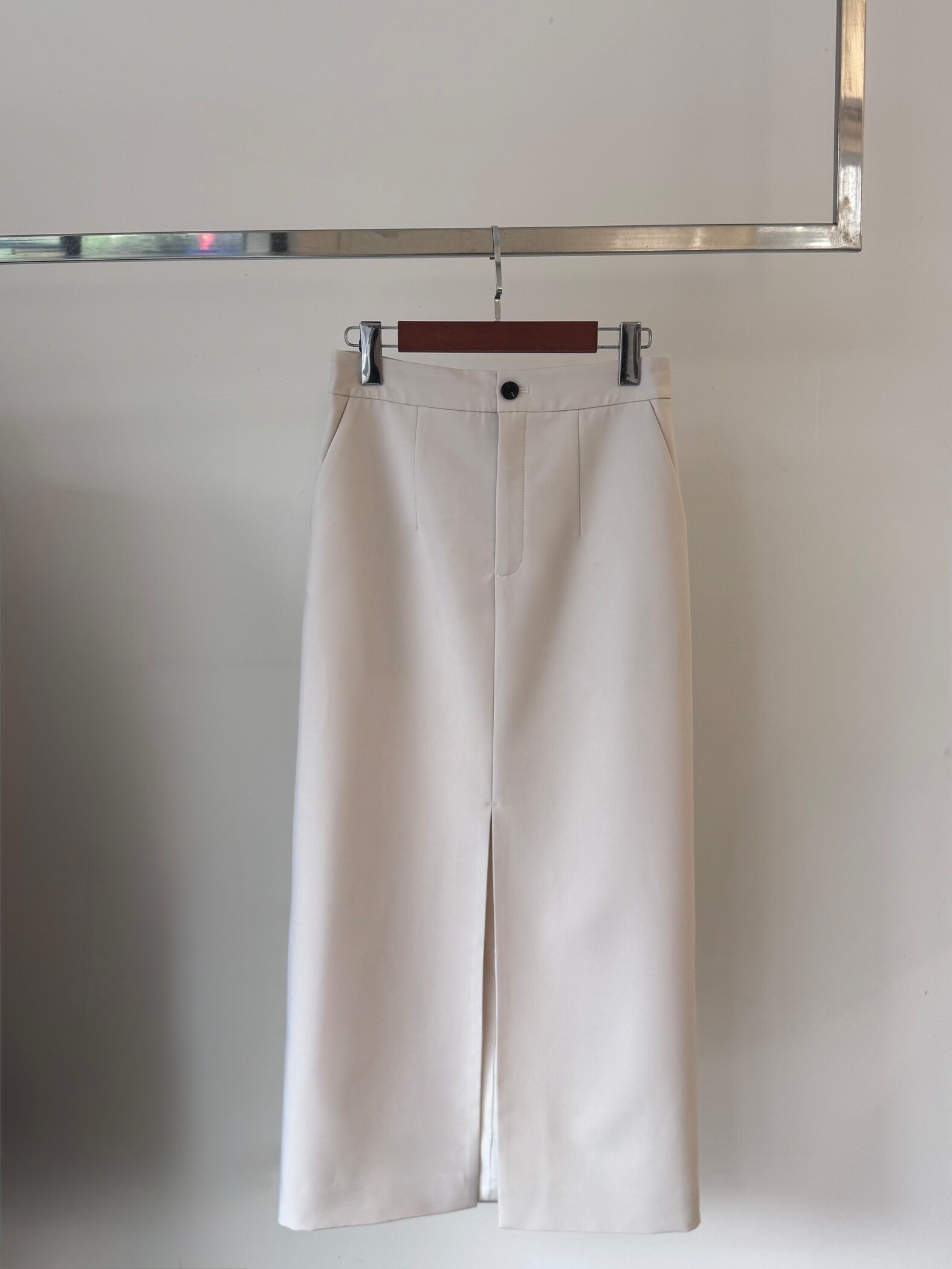 Separate-waistband front-slit skirt