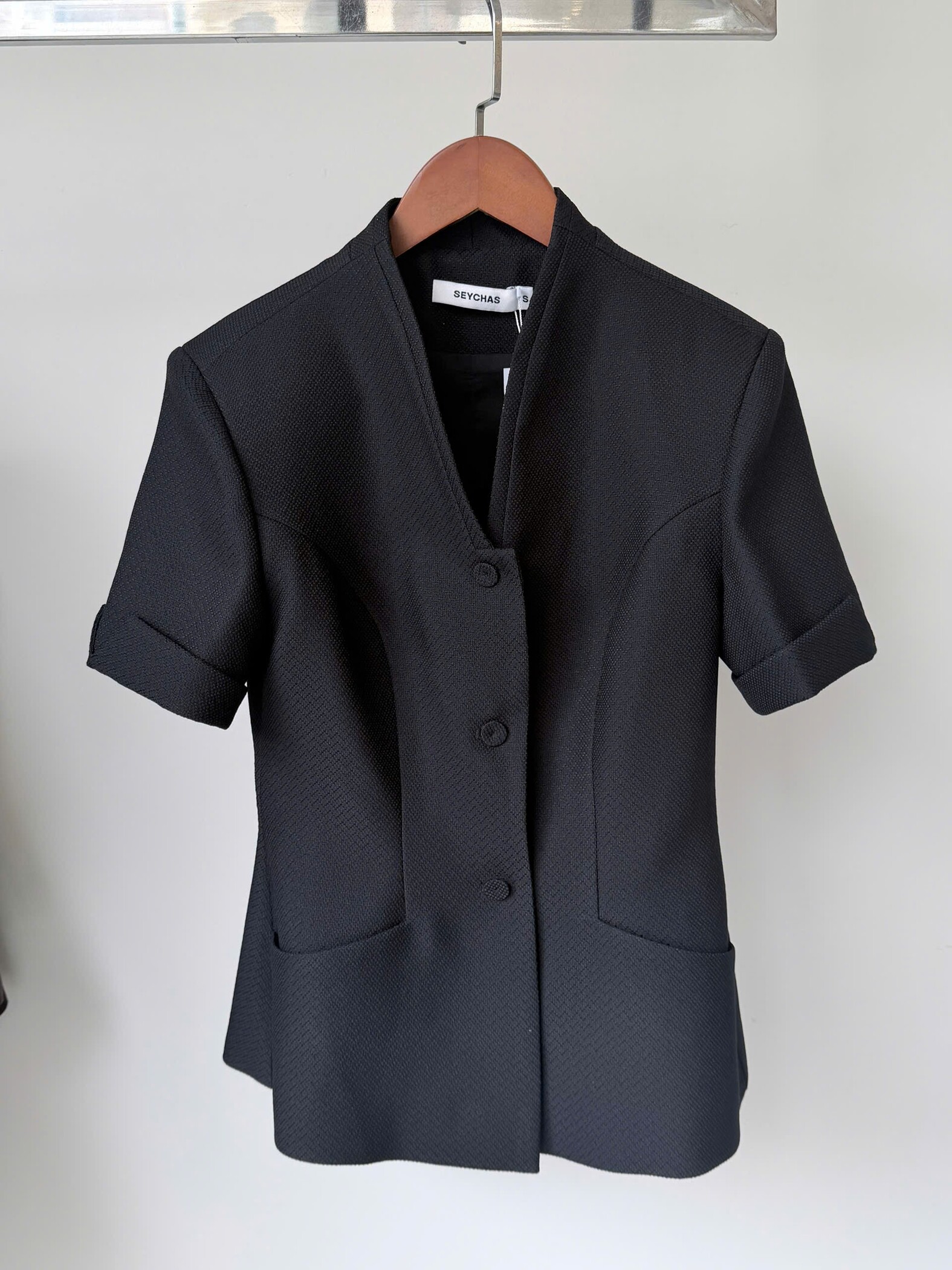 V-neck collarless short-sleeve jacket