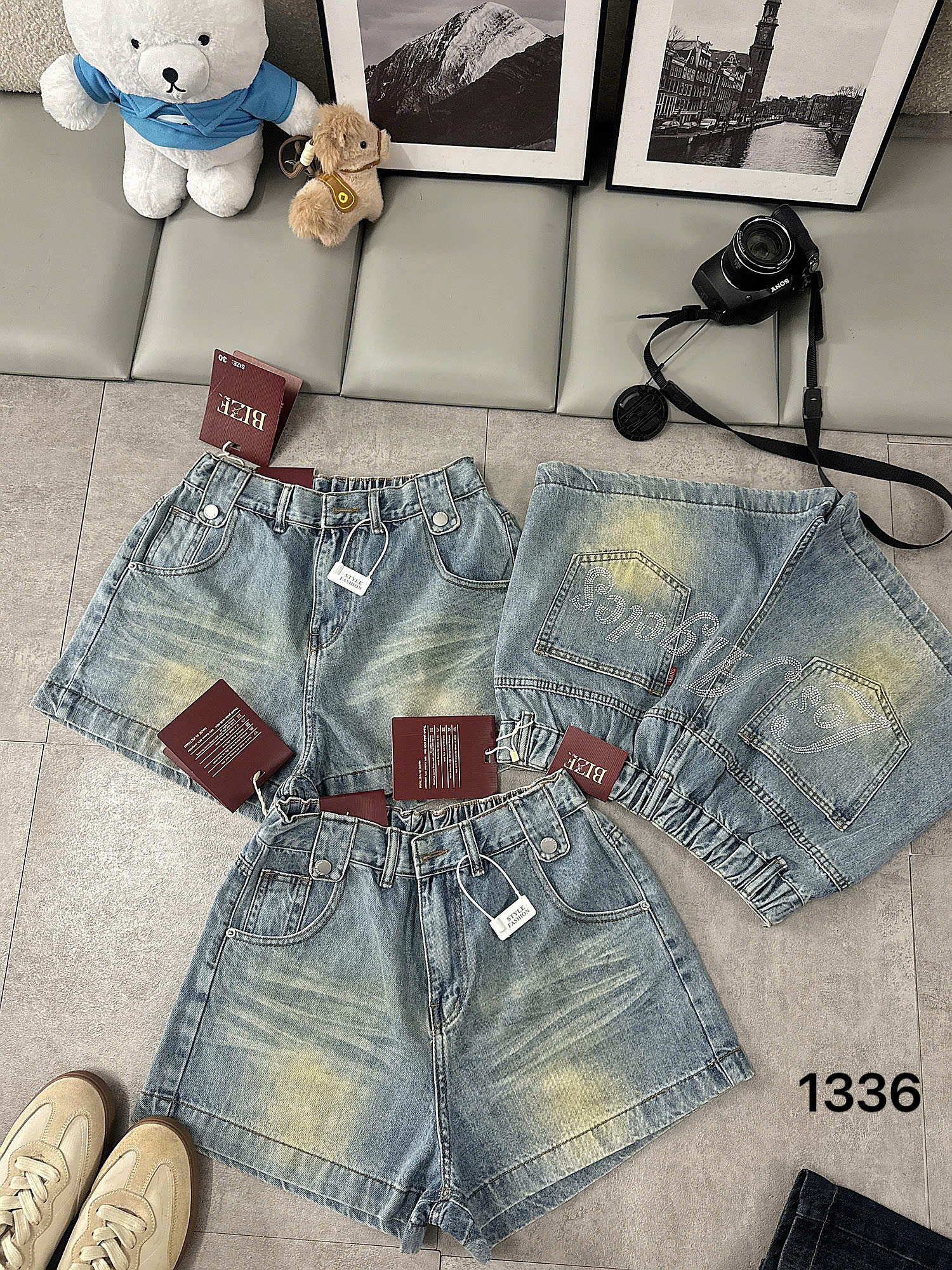 Quần short jean T-QSJ1336 xanh nhạt với mặt trước wash và mặt sau ép đá chữ Los Angeles
