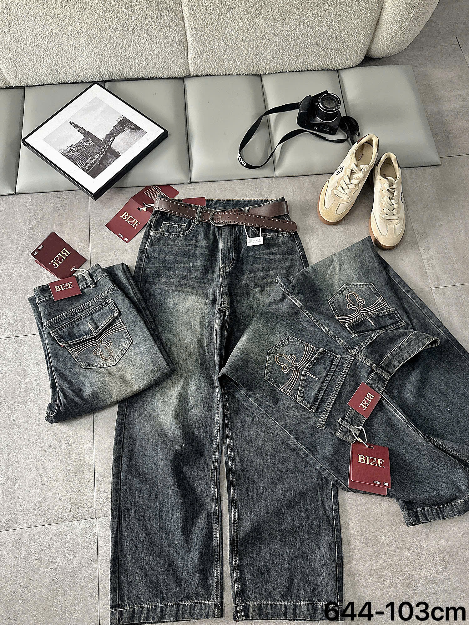 Quần jean T-QJ644 màu Khói phối flat-lay cùng phụ kiện casual