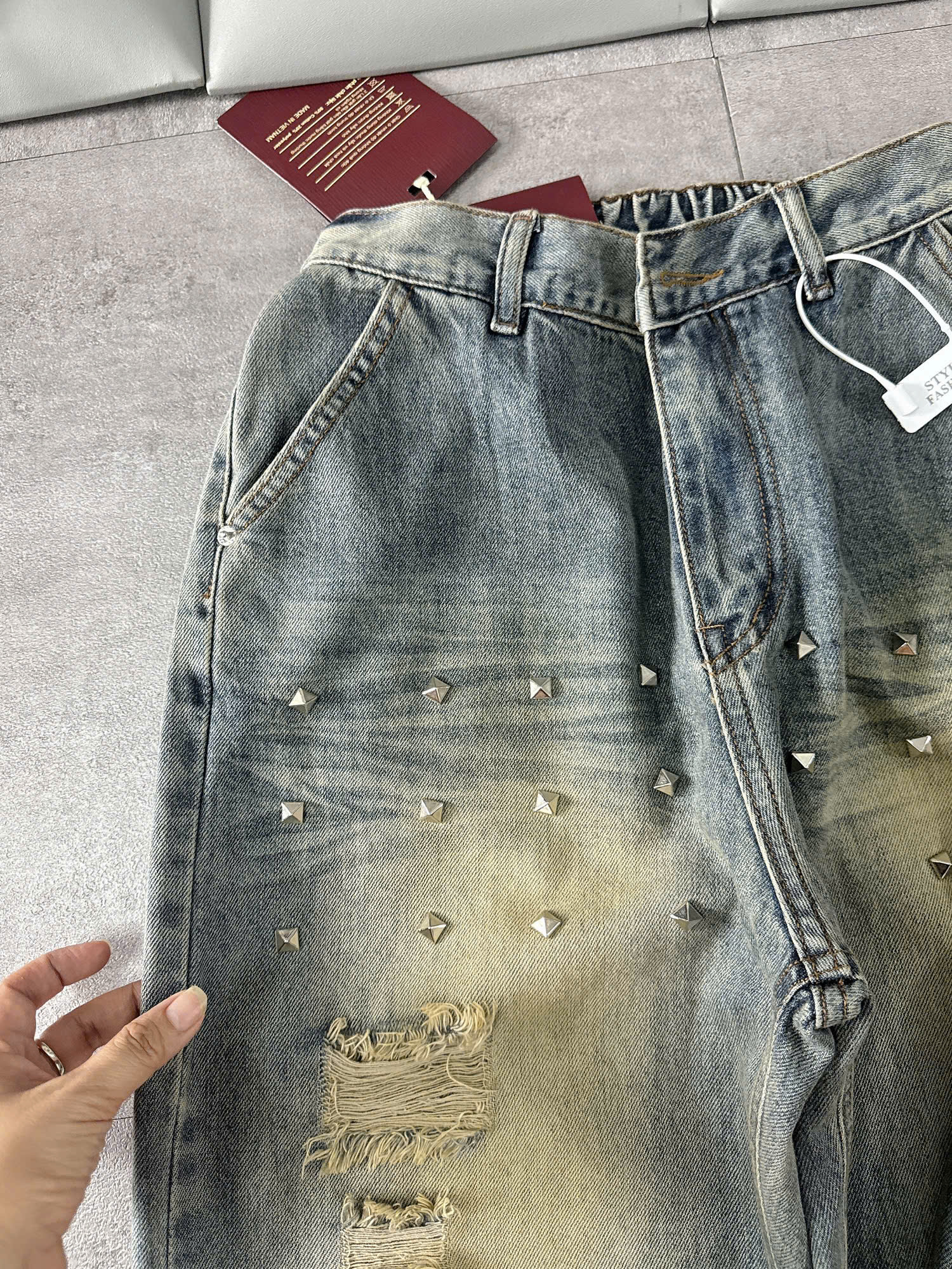 Cận lưng túi trước đinh nhỏ và bề mặt denim của quần T-QJ643
