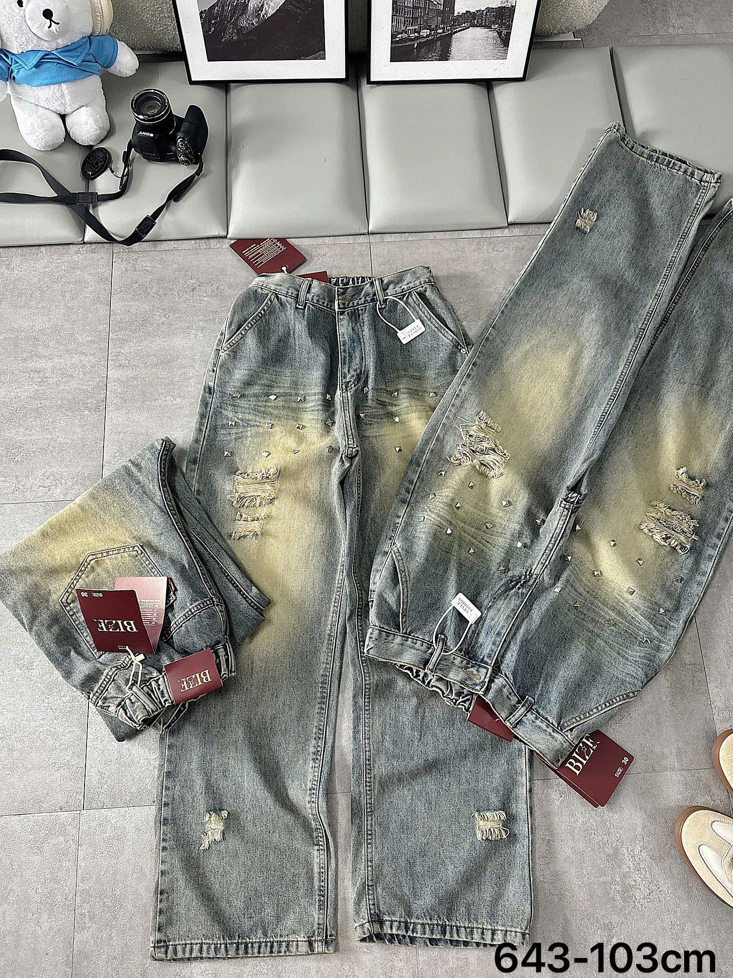 Tổng thể quần jean T-QJ643 với wash xước và dáng ống suông