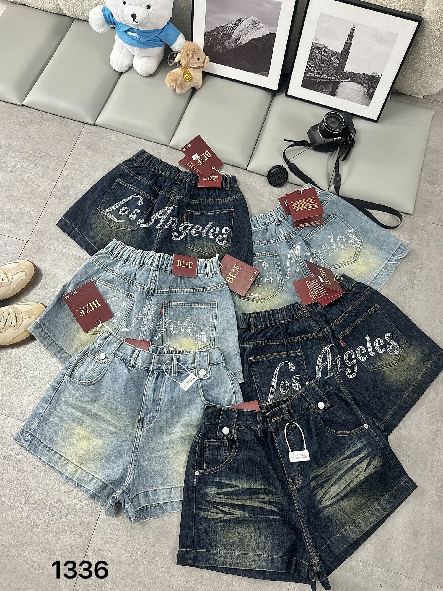 Bộ quần short jean T-QSJ1336 xanh nhạt và xanh đậm ở cả mặt trước và mặt sau