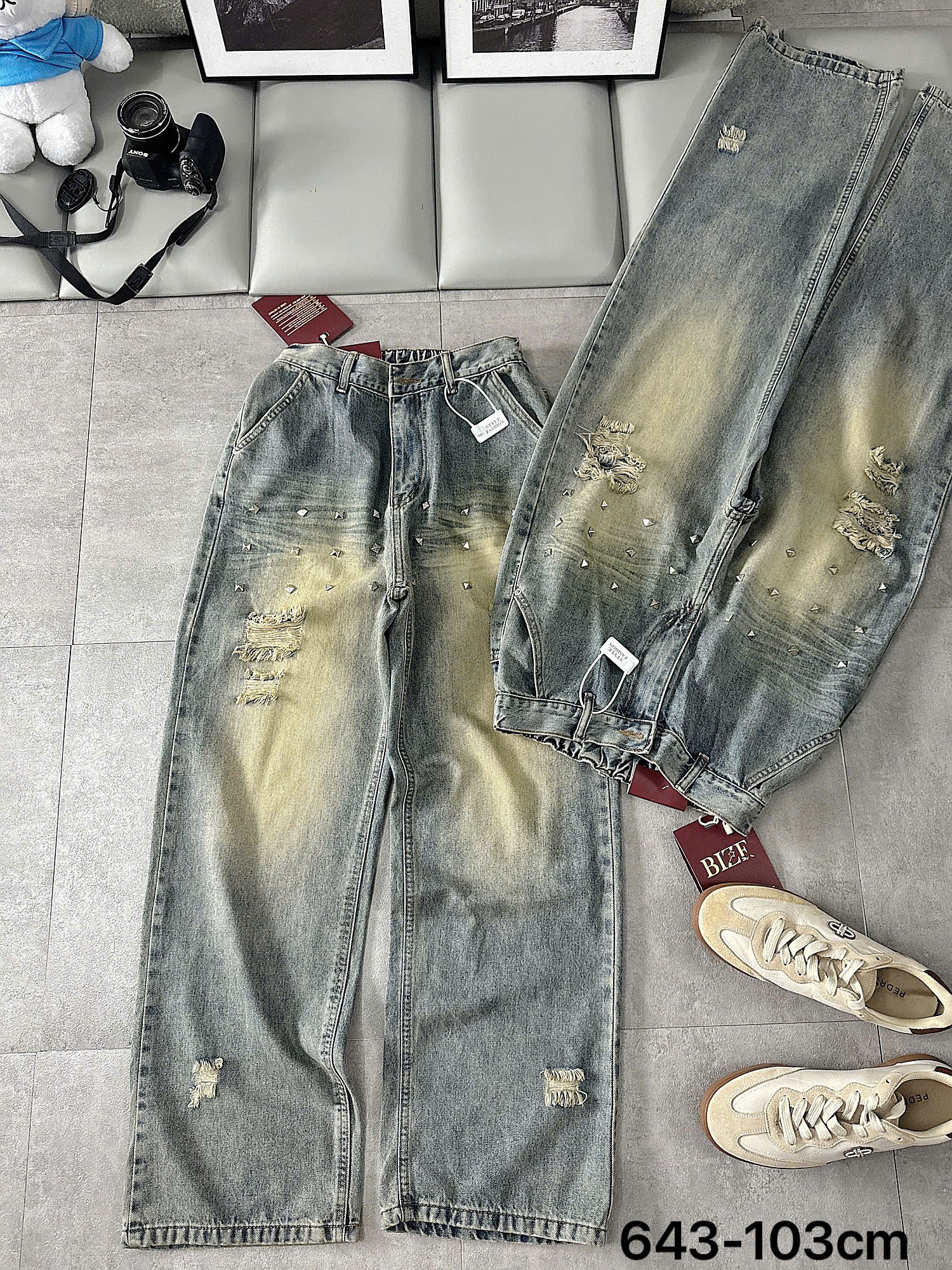Quần jean suông phối đinh T-QJ643 trải phẳng toàn thân với wash và xước rách