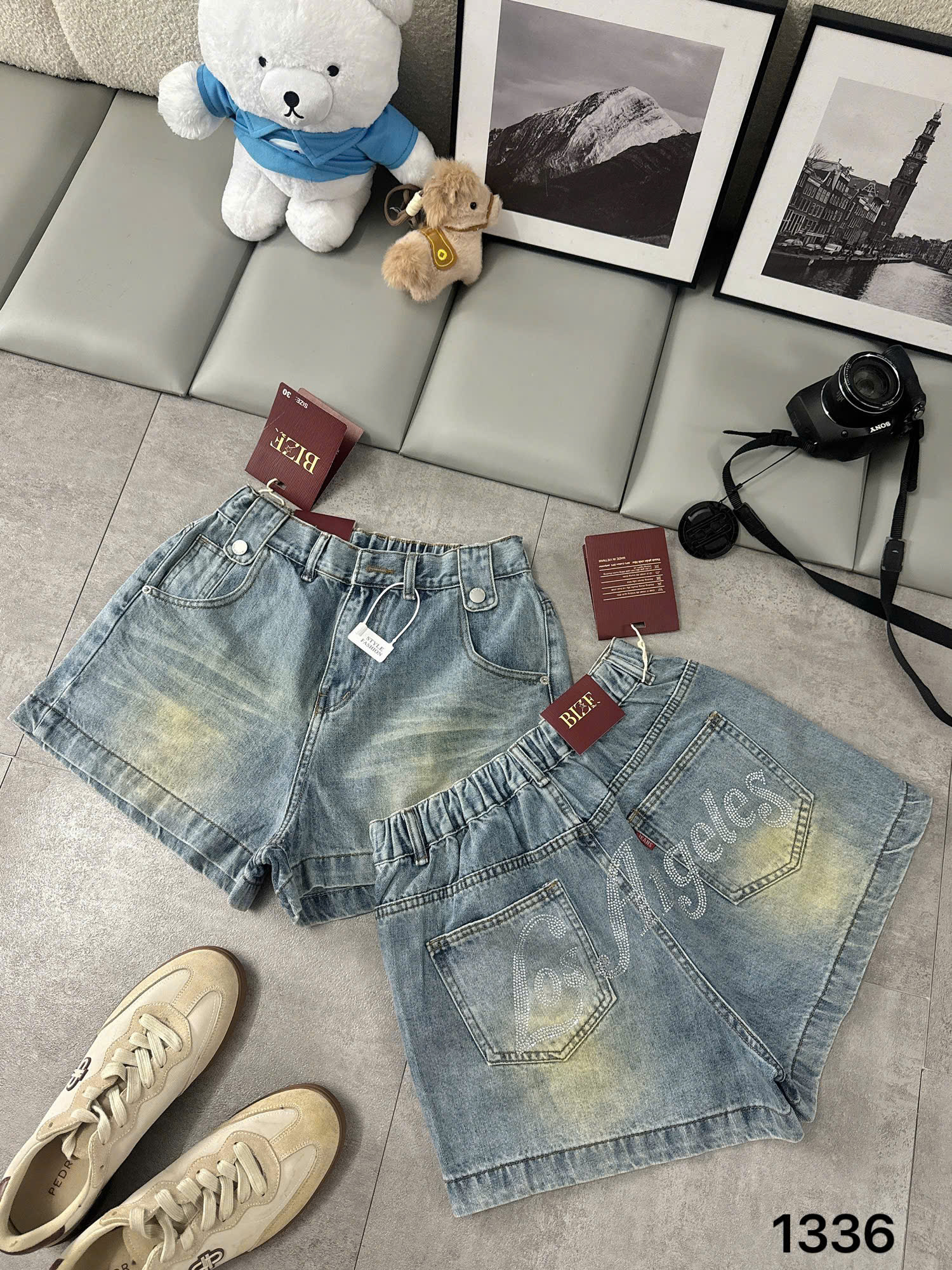 Quần short jean T-QSJ1336 xanh nhạt với mặt trước lưng kiểu và mặt sau lưng thun ép đá chữ Los Angeles