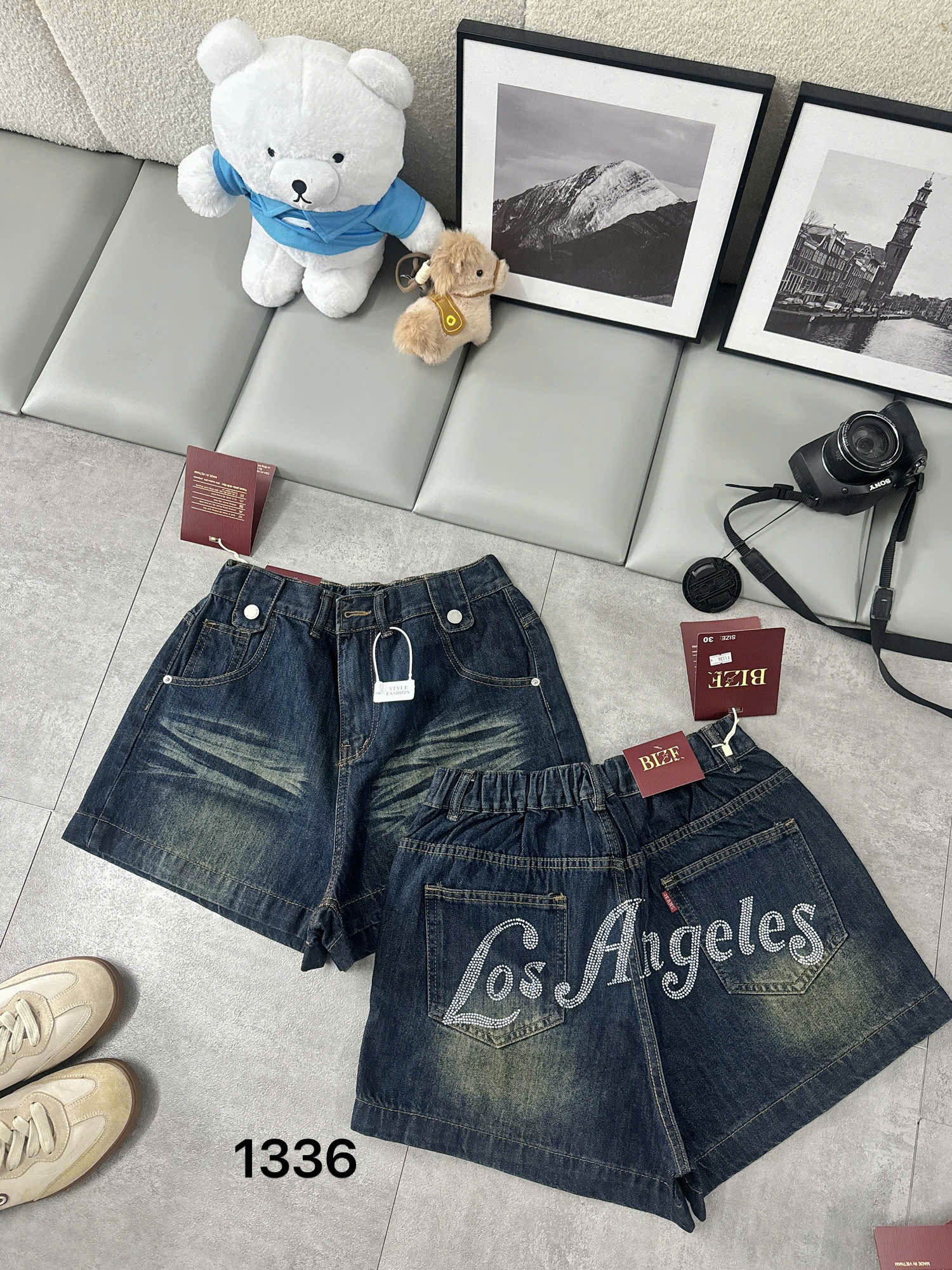 Quần short jean T-QSJ1336 xanh đậm với mặt trước wash và mặt sau ép đá chữ Los Angeles