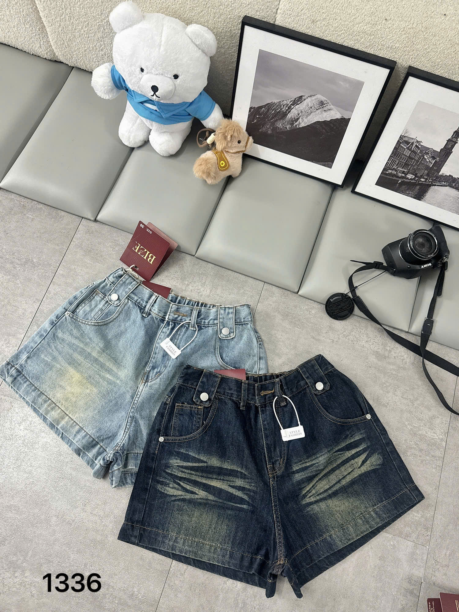 Hai màu xanh nhạt và xanh đậm của quần short jean T-QSJ1336 ở mặt trước