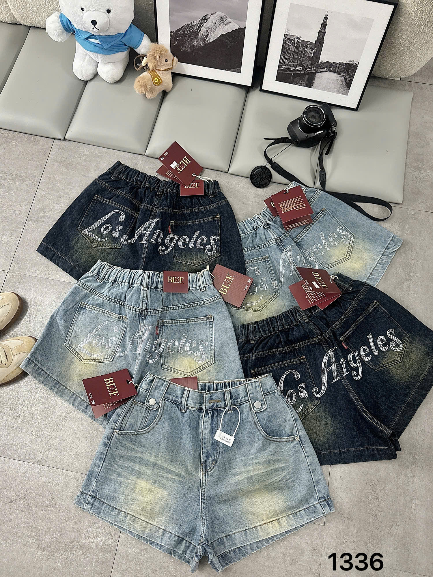 Nhiều quần short jean T-QSJ1336 với mặt sau ép đá chữ và một mẫu mặt trước xanh nhạt