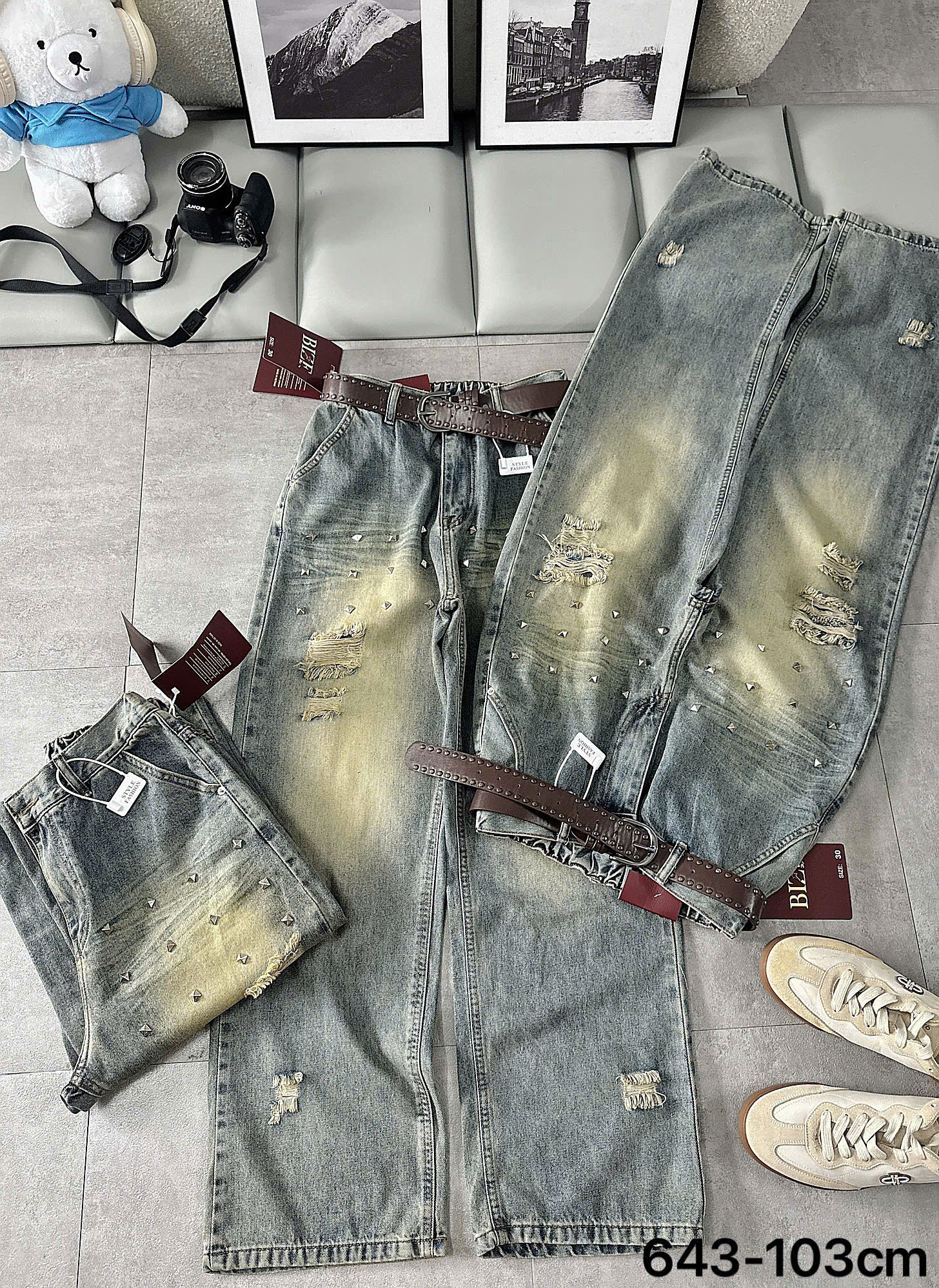 Nhiều góc trải phẳng của quần jean T-QJ643 cho thấy wash và chi tiết xước