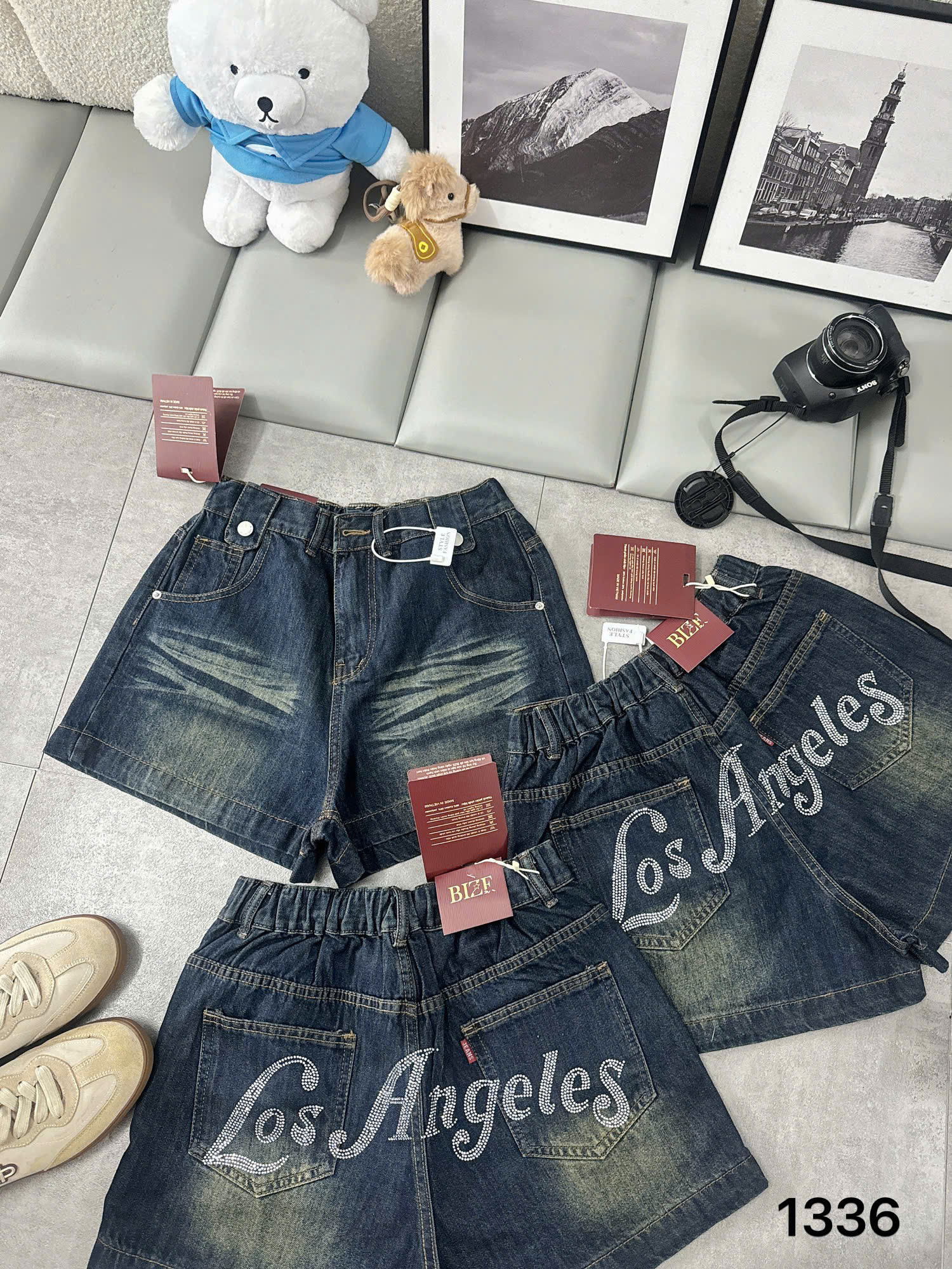 Quần short jean T-QSJ1336 xanh đậm nhìn gần mặt trước và mặt sau