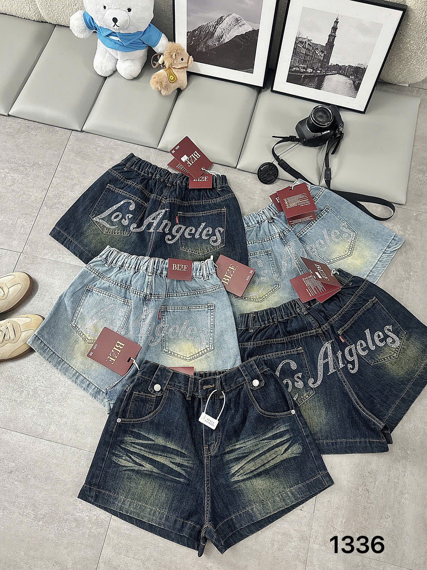 Quần short jean T-QSJ1336 xanh đậm với mặt trước wash sáng và các mẫu mặt sau ép đá chữ