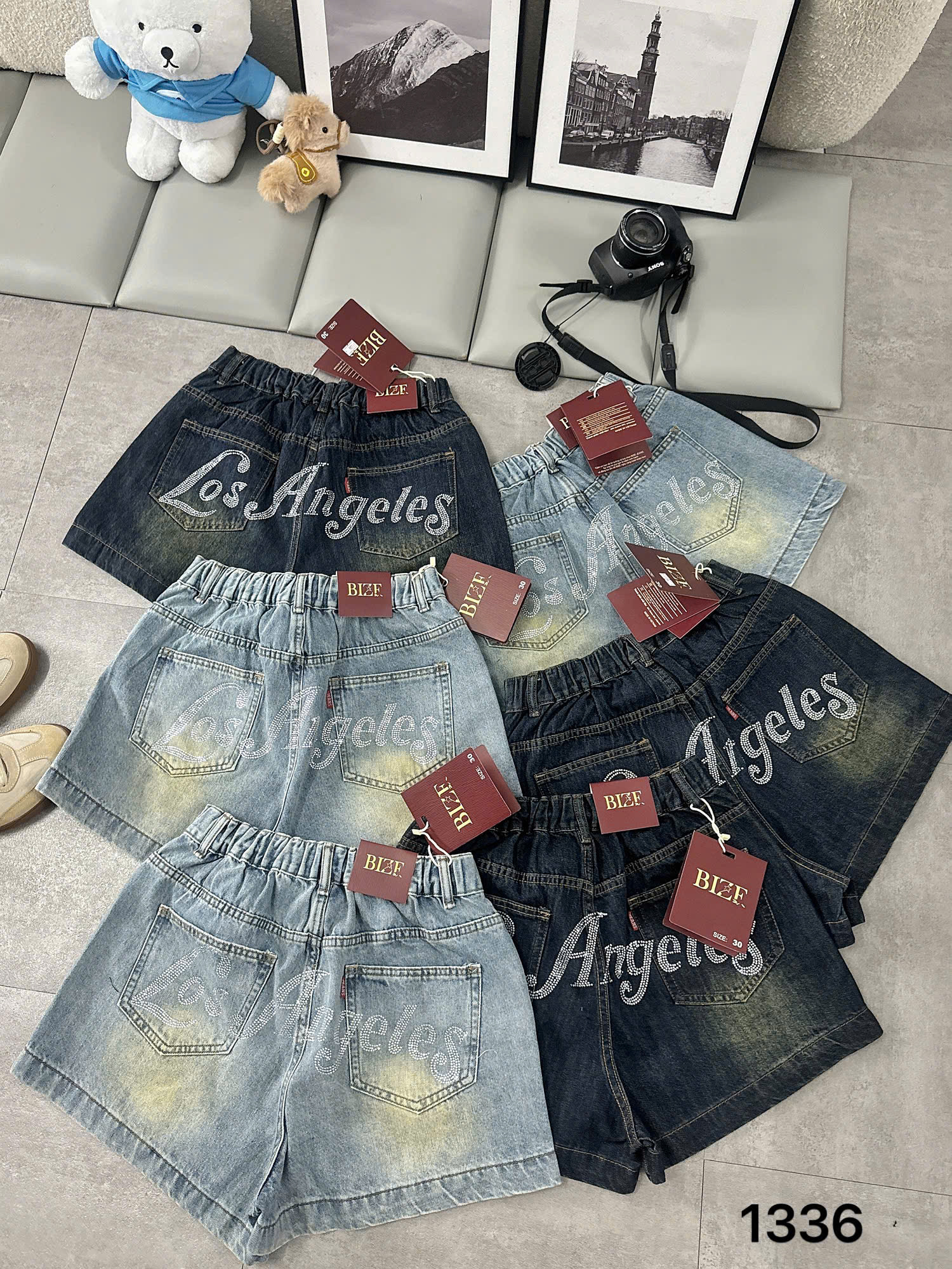 Nhiều quần short jean T-QSJ1336 mặt sau với chữ Los Angeles ép đá trên hai túi