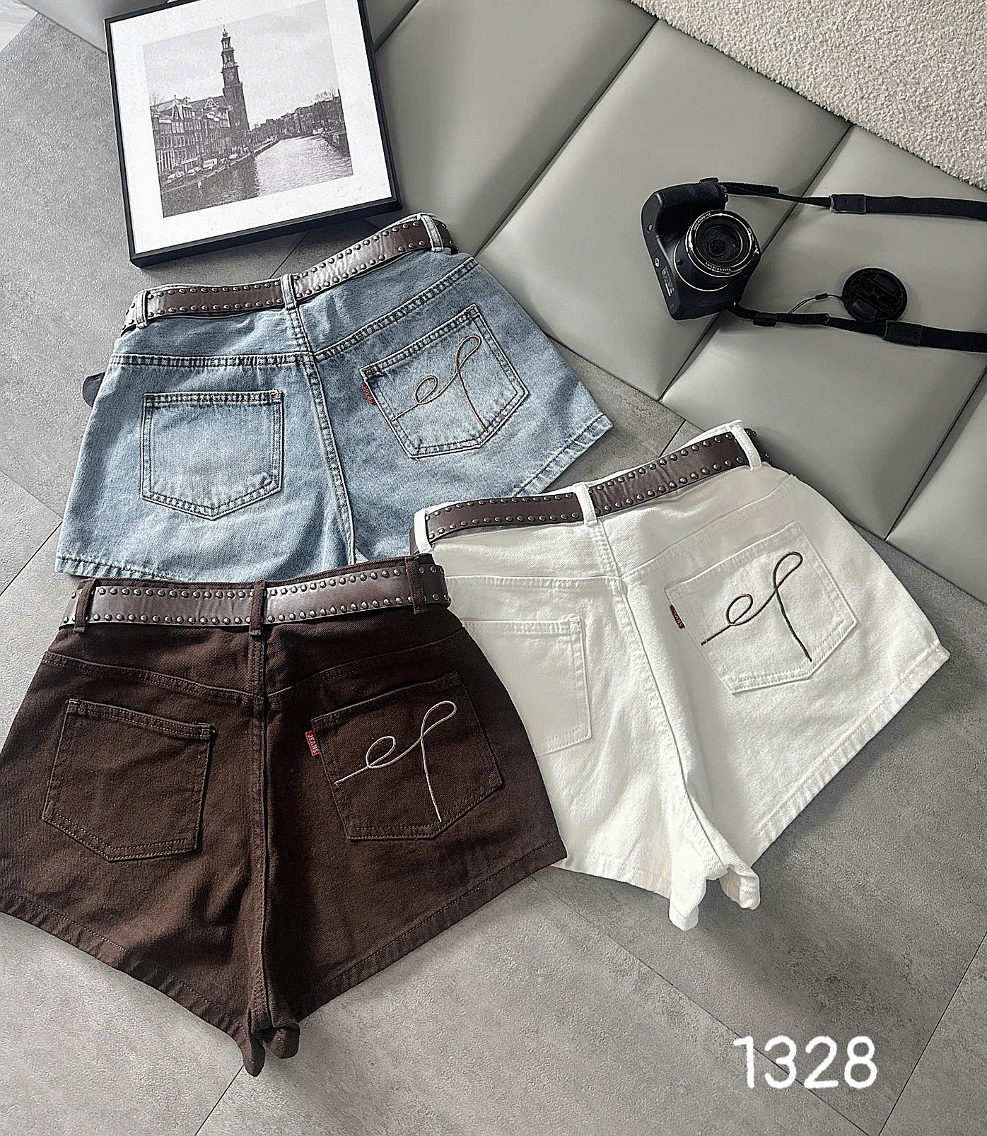 Mặt sau ba màu short T-QSJ1328, hai túi và nét thêu trên một túi