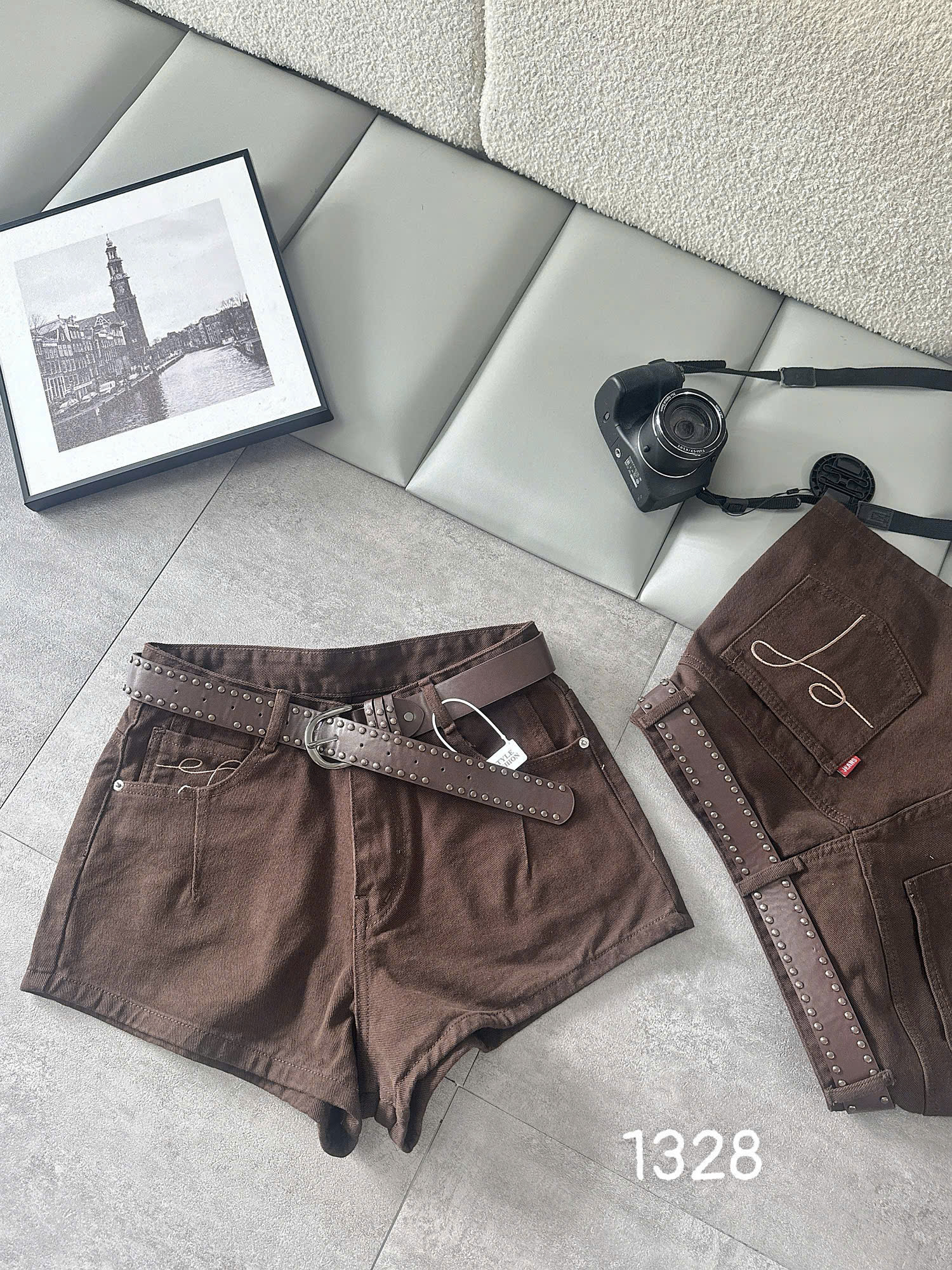 Short jean nâu T-QSJ1328 trải phẳng kèm phần túi sau thêu