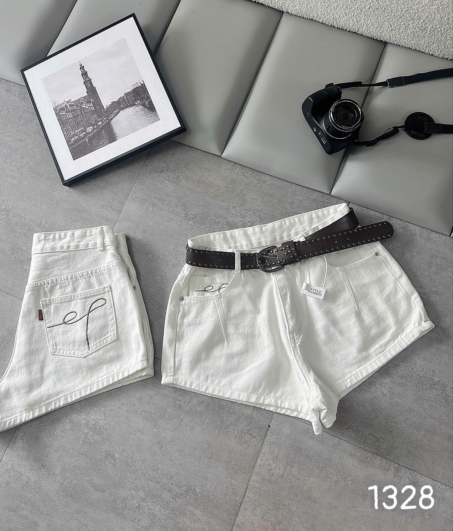 Short trắng T-QSJ1328 có túi trước và túi sau thêu chỉ tương phản