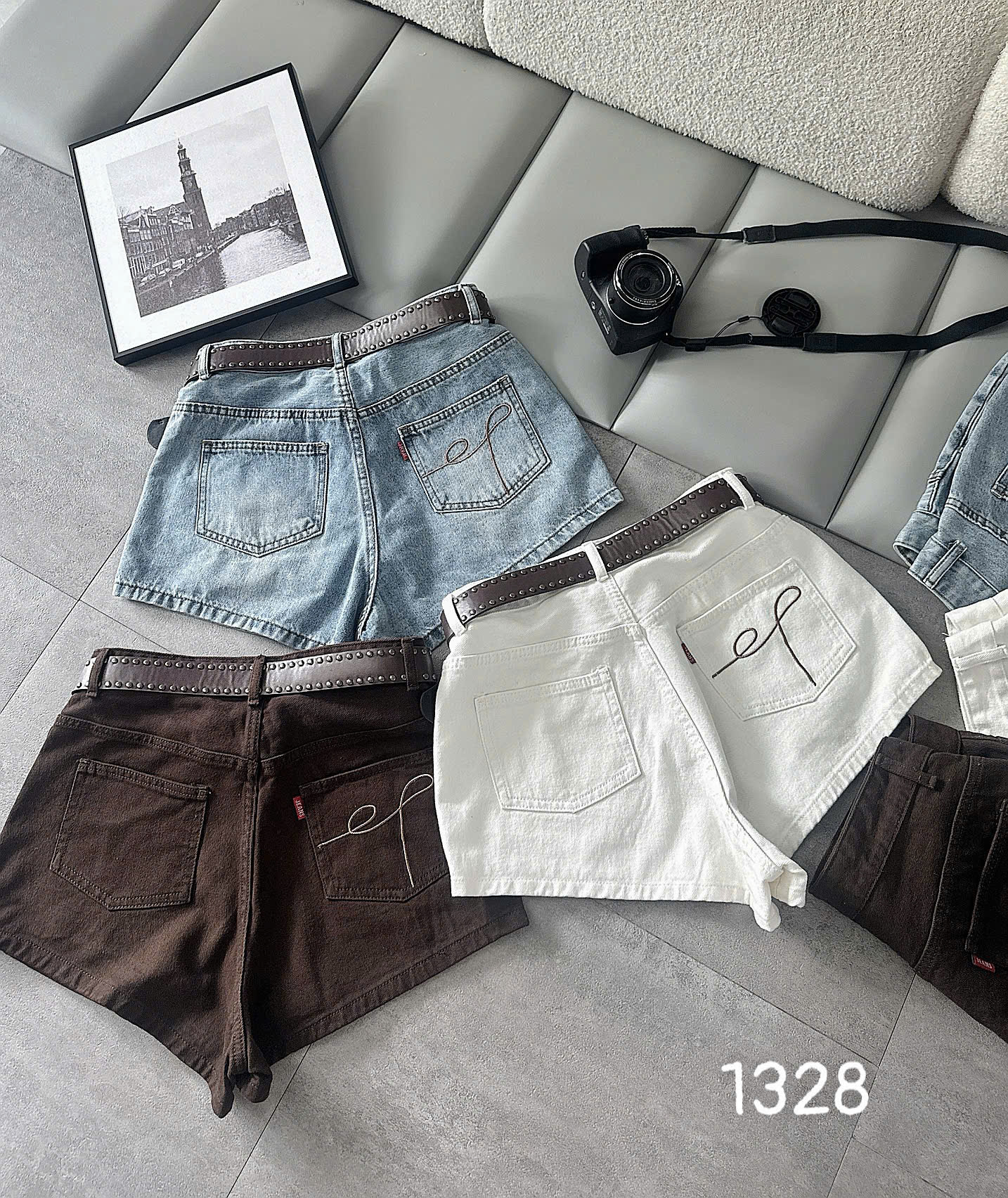 Mặt sau short T-QSJ1328 màu xanh trắng nâu có túi thêu