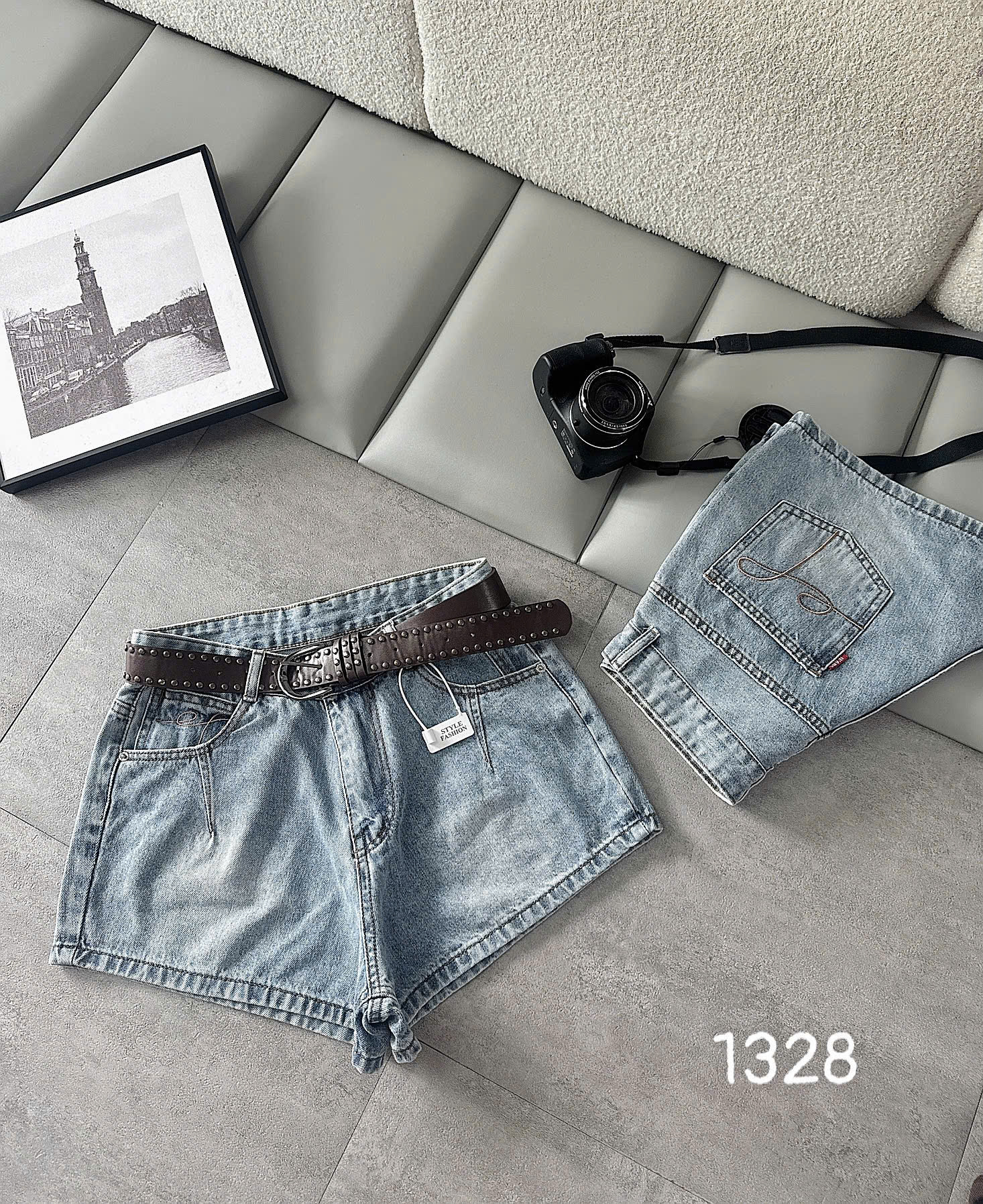 Short jean xanh T-QSJ1328, mặt trước và phần túi sau gấp bên cạnh