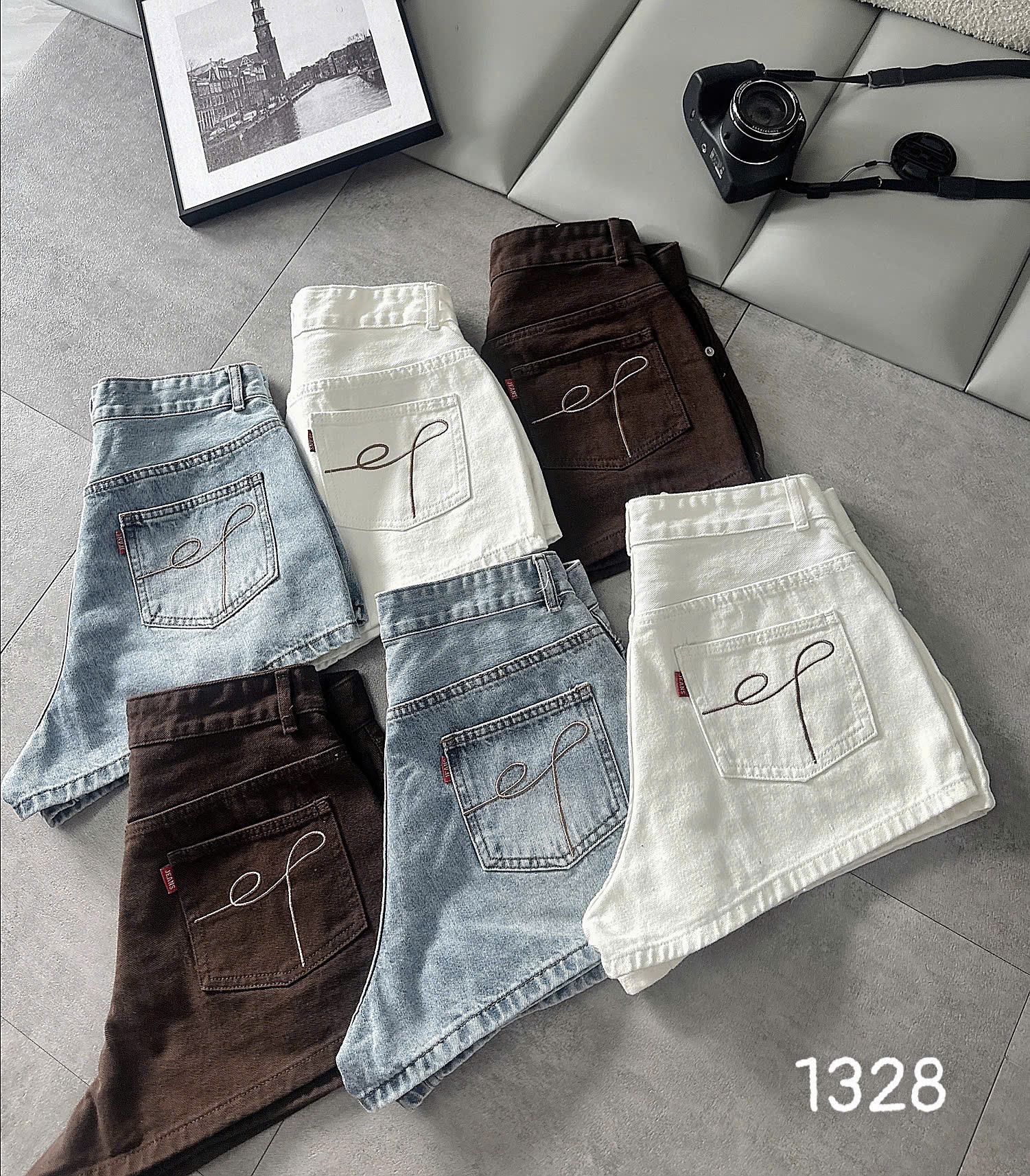 Cận các túi sau thêu của short T-QSJ1328 màu xanh jean trắng và nâu