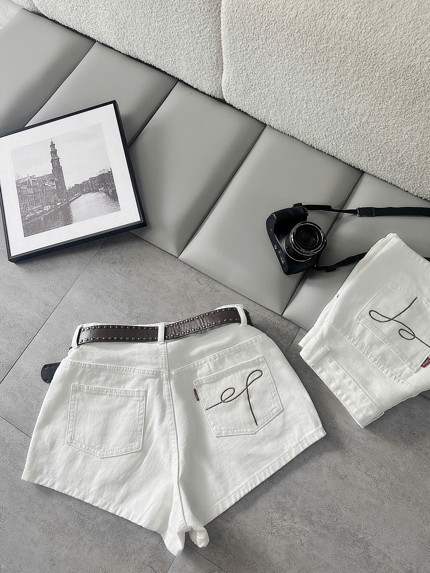 Túi sau short trắng T-QSJ1328 với đường thêu uốn nét