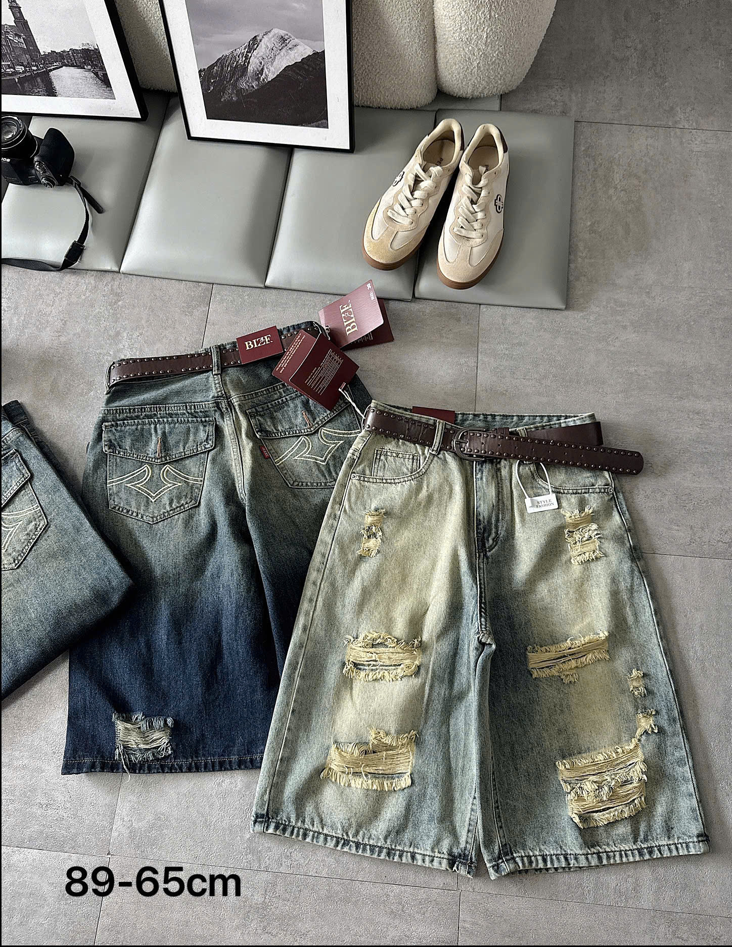 Quần jean lửng T-QSJ89 wash sáng phối thắt lưng nâu, đặt cạnh đôi giày màu kem