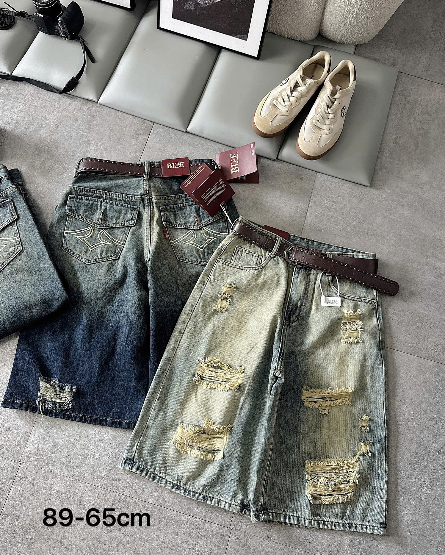 T-QSJ89 wash sáng ở phía trước và wash đậm phía sau, thấy các mảng rách có tua sợi