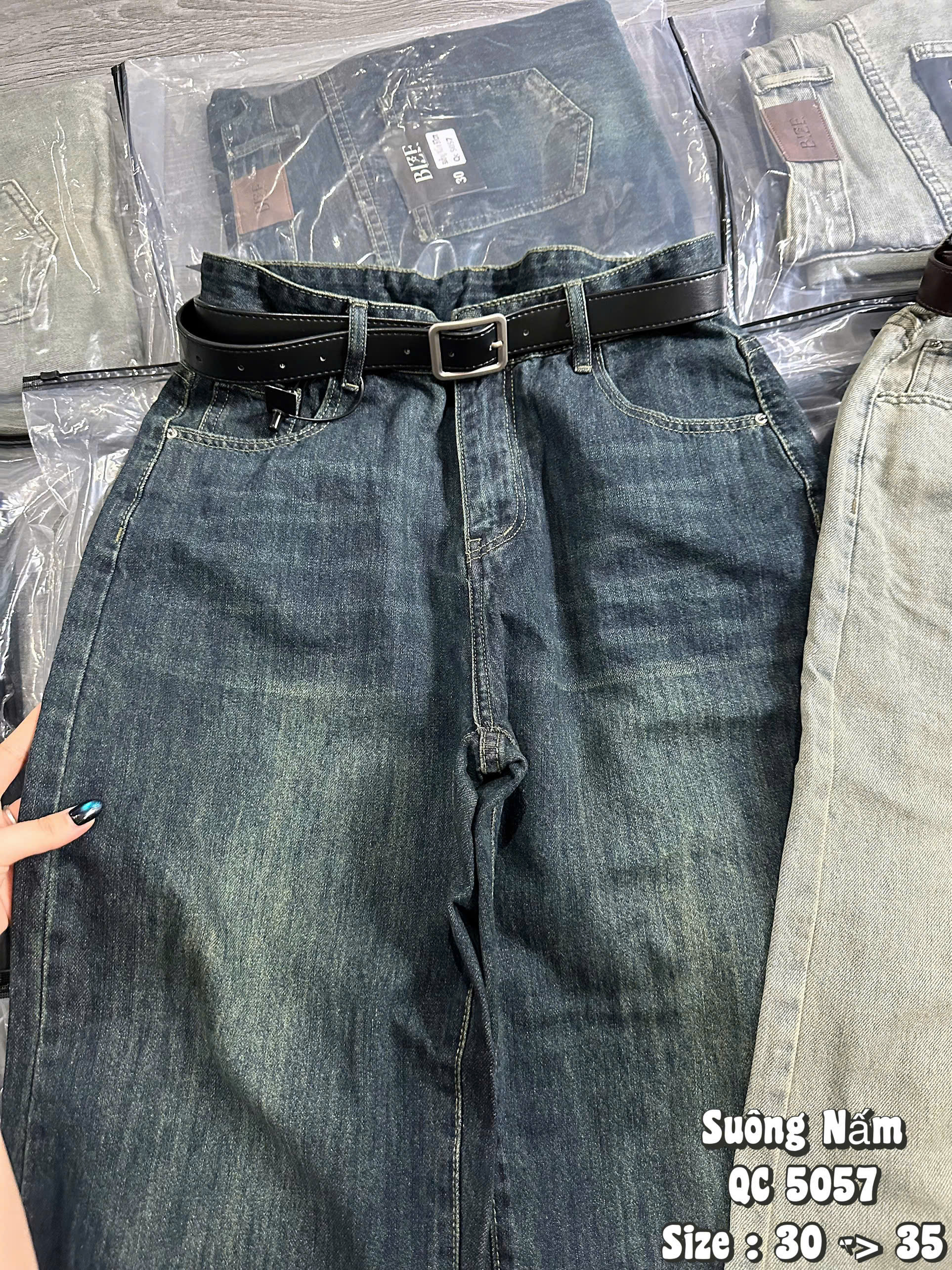 Cận bề mặt jeans xước, cạp, đỉa và túi trước của T-QJ5057 màu Rêu
