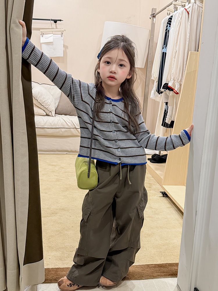 Cardigan AMBB kẻ xám viền xanh