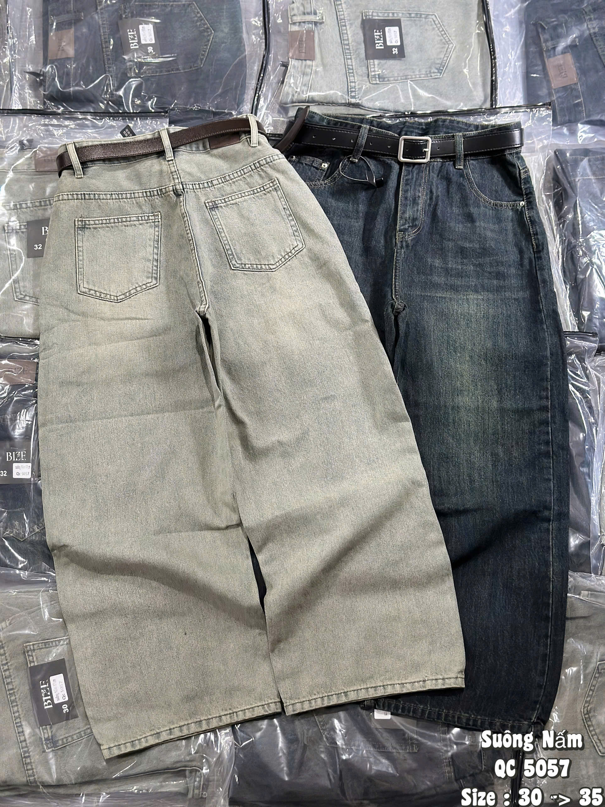 Hai túi sau màu Nhạt Bụi đặt cạnh mặt trước màu Rêu của quần jean T-QJ5057