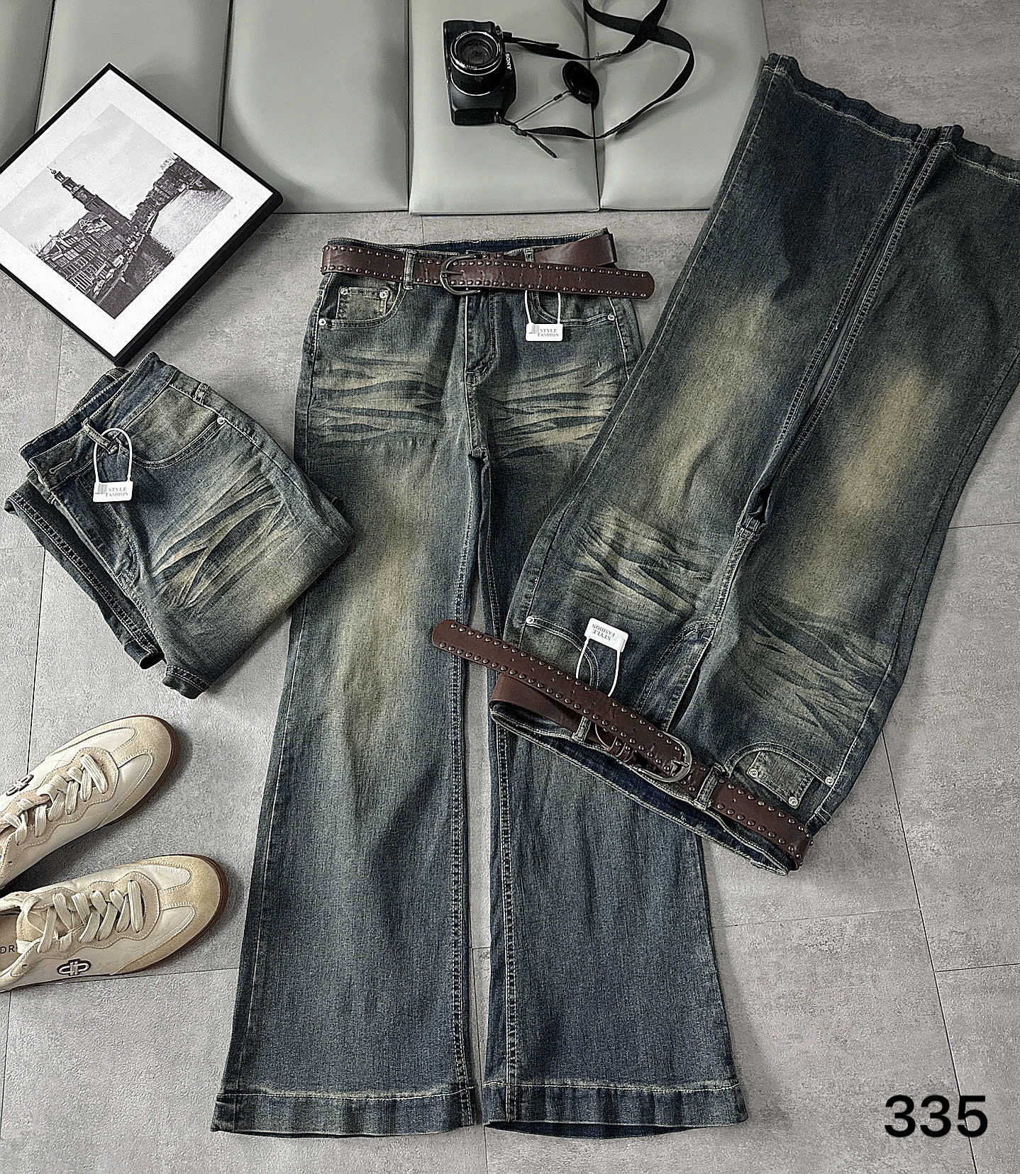 Nhiều góc quần jean QJ335 cho thấy cạp, túi trước, wash đùi và phần ống loe
