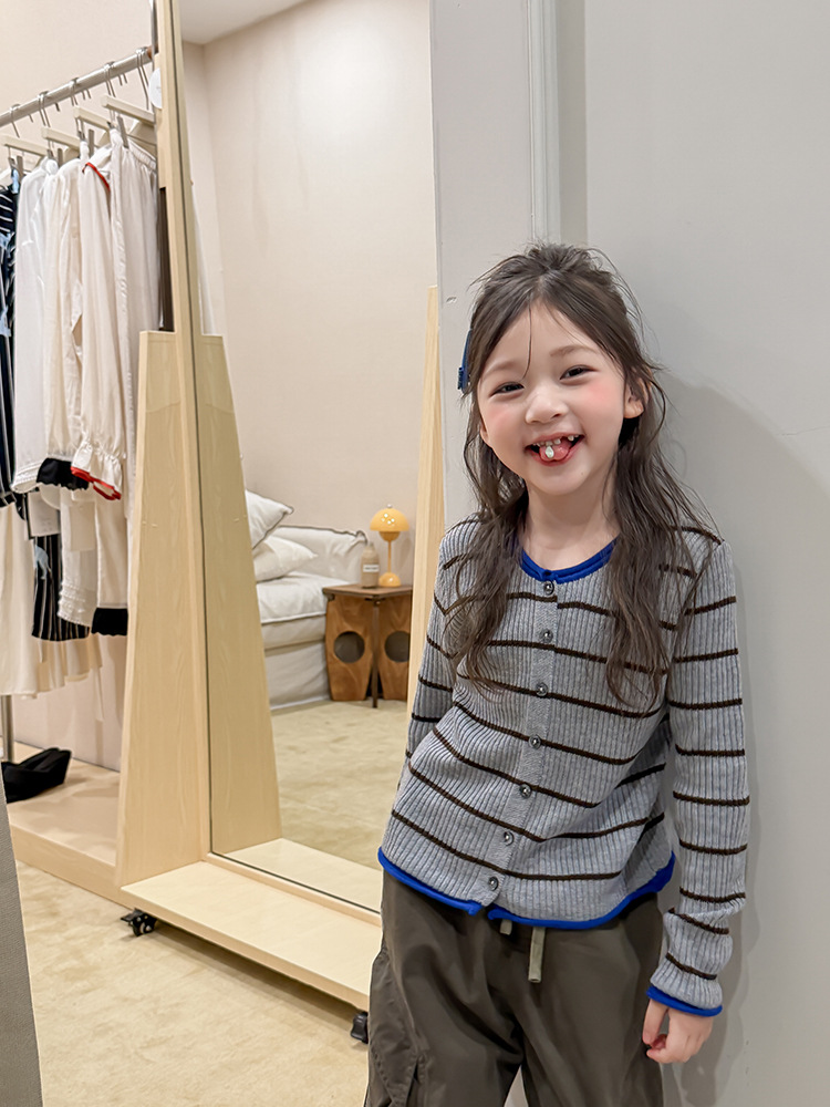 Cardigan AMBB kẻ xám viền xanh