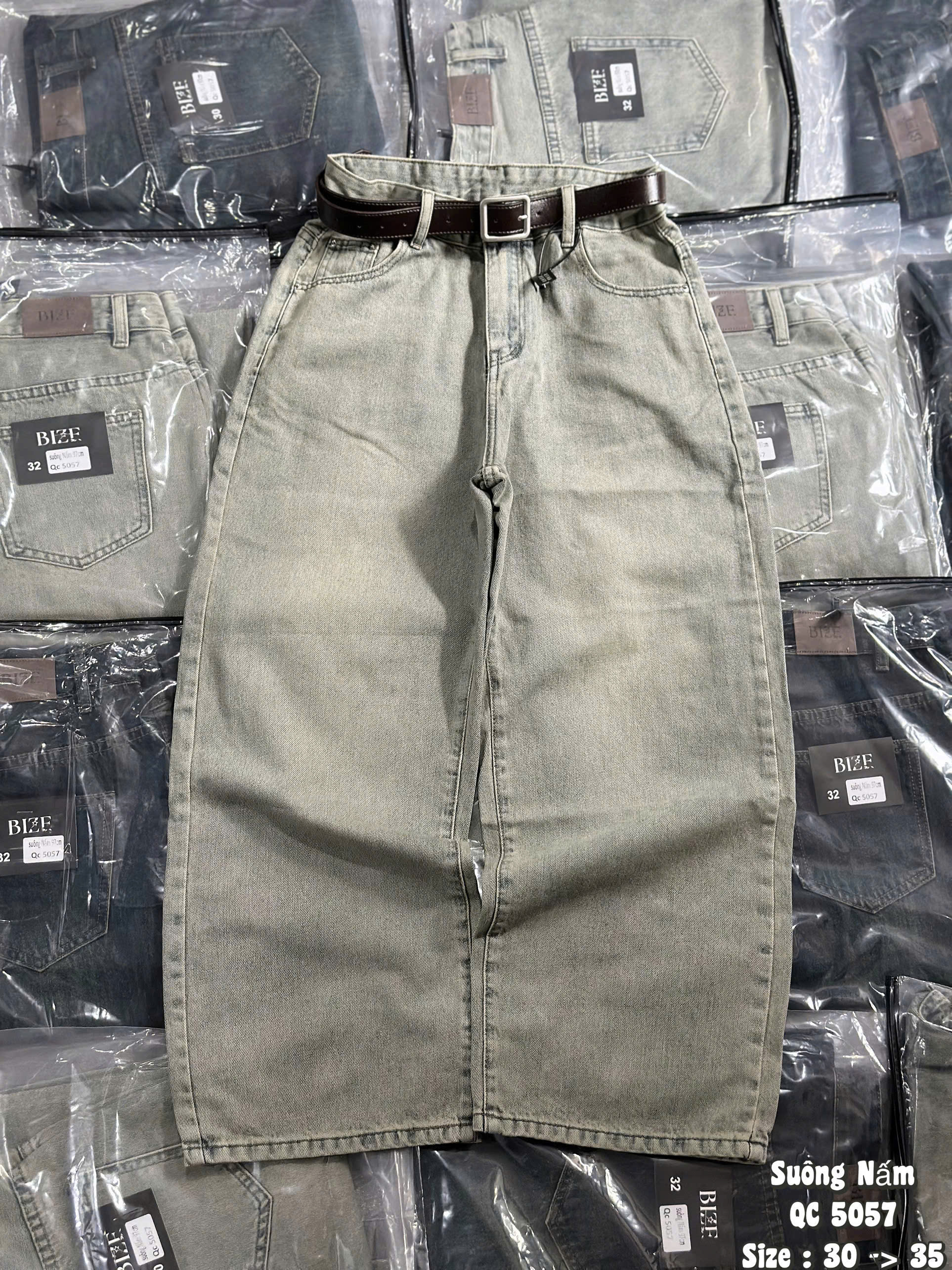Mặt trước quần jean suông nấm T-QJ5057 màu Nhạt Bụi với cạp cao và ống rộng