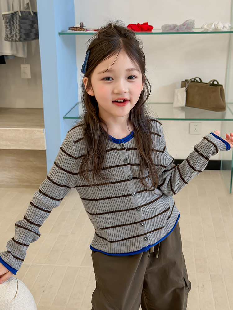 Cardigan AMBB kẻ xám viền xanh