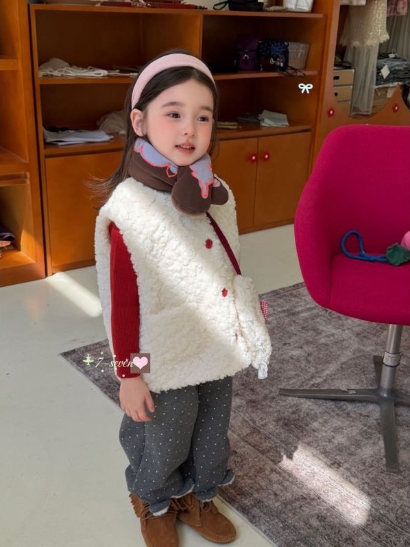 7-seven - Áo gile lông cừ kèm túi tim màu kem 7328
