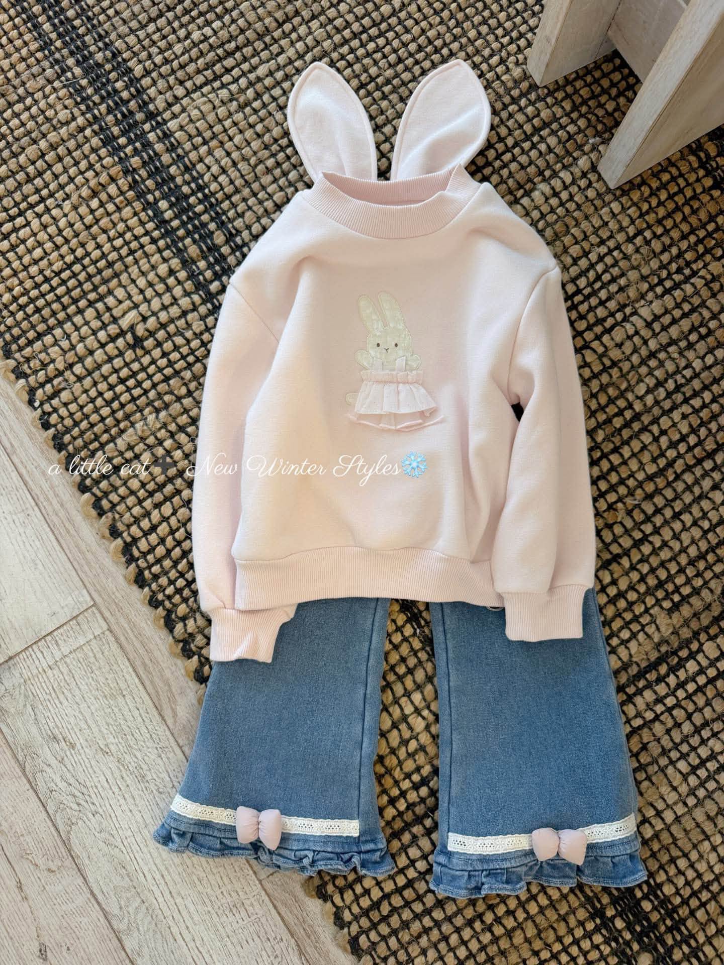 A little Cat - Quần jeans gấu loe bèo nơ hồng 2026