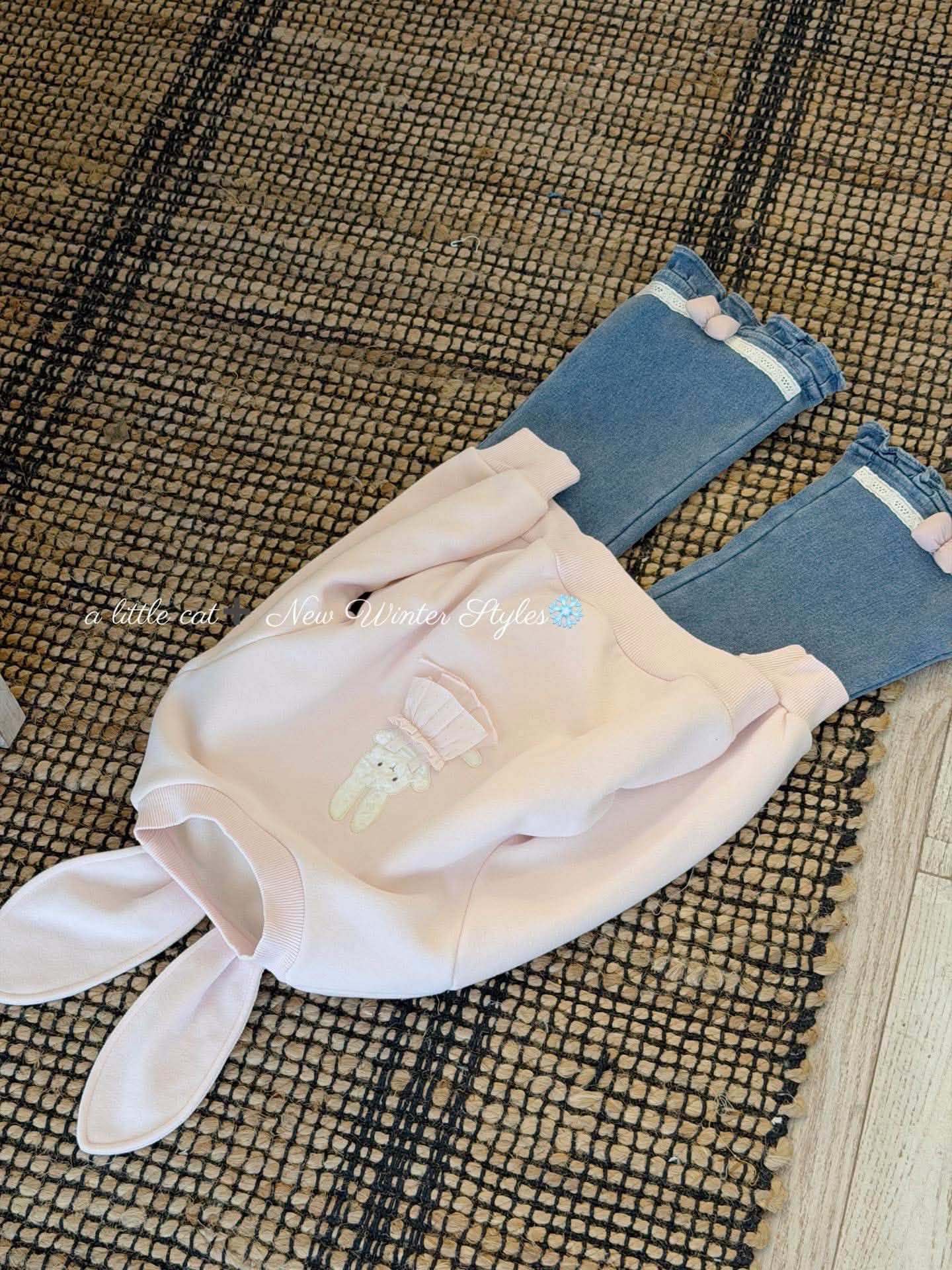 A little Cat - Quần jeans gấu loe bèo nơ hồng 2026