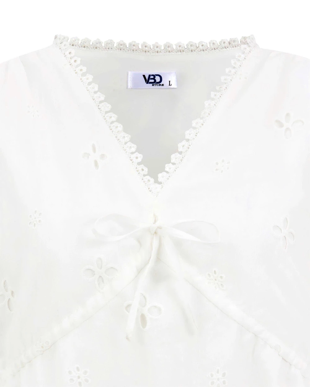 Cận cổ tim viền ren, dây rút buộc nơ và hoa thêu trên nền xô trắng của áo V-AK139