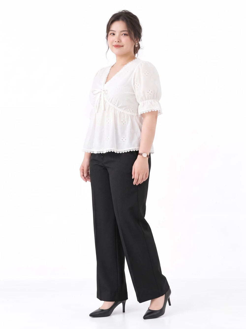 Người mẫu mặc áo V-AK139 góc nghiêng, thấy tay lỡ bồng viền ren, dây rút trước và gấu xòe