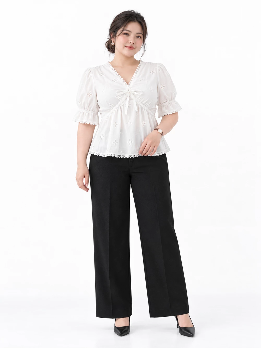 Người mẫu mặc áo V-AK139 trắng thêu hoa phối ren, dây rút buộc nơ trước, với quần đen ống rộng