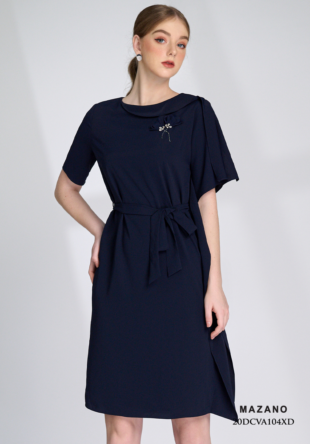 Đầm xanh đen suông đính hoa trang trí