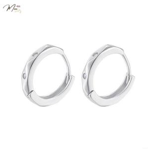 K76 - Khuyên tai bấm xoắn đính đá unisex