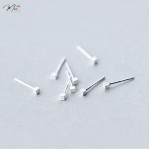 K74 - Khuyên tai nụ vuông