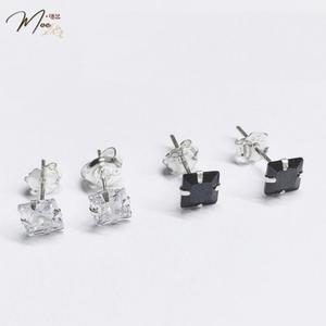 K83 - Khuyên tai nụ đá vuông đen hoặc trắng