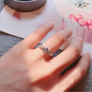 N48 - Nhẫn cầu hôn kim cương viền chéo nạm đá