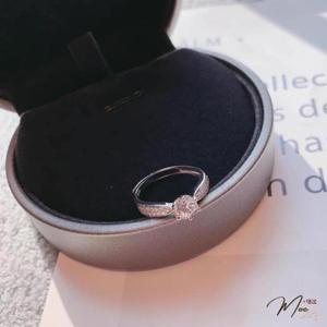 N48 - Nhẫn cầu hôn kim cương viền chéo nạm đá