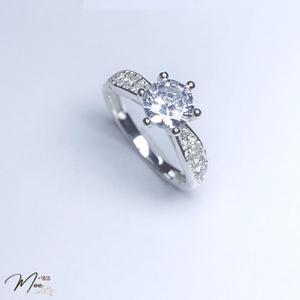 N48 - Nhẫn cầu hôn kim cương viền chéo nạm đá