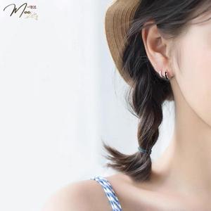 K109 - Khuyên tai bấm trắng đen unisex