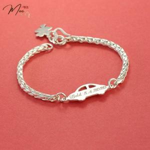 B29 - Lắc tay ô tô khắc tên cho bé