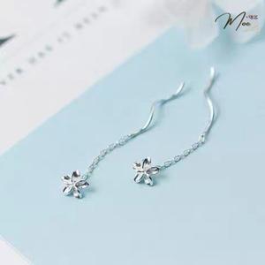 K64 - Khuyên hoa dải xoắn